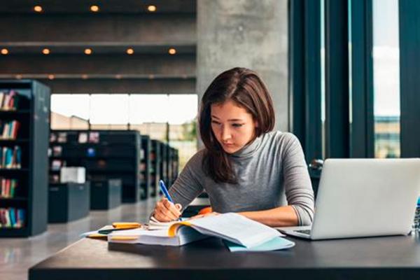 A importância do acesso a informações confiáveis e atualizadas para o desenvolvimento das pesquisas acadêmicas