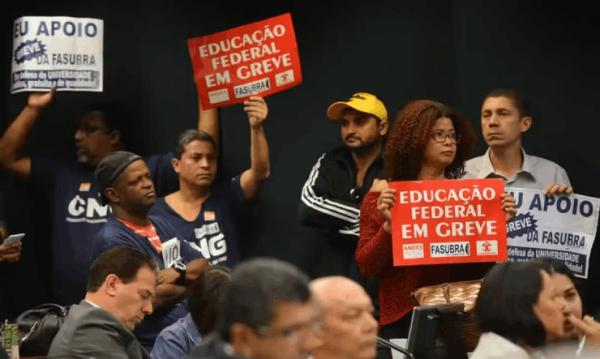 Ao menos 48 universidades federais e 71 institutos estão em greve