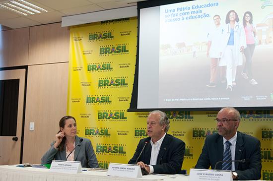 A secretária de Regulação e Supervisão da Educação Superior, Marta Abramo, o ministro Janine Ribeiro e o secretário-executivo, Luiz Cláudio Costa, anunciam mudanças no curso de medicina (Foto: João Neto/MEC) 