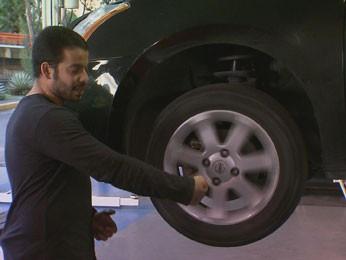 Professor Diego Mendonça explicou que o carro se movimente só em contato com o chão (Foto: Reprodução / TV Globo)