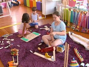 Crianças aprovam os brinquedos antigos (Foto: Reprodução/EPTV)