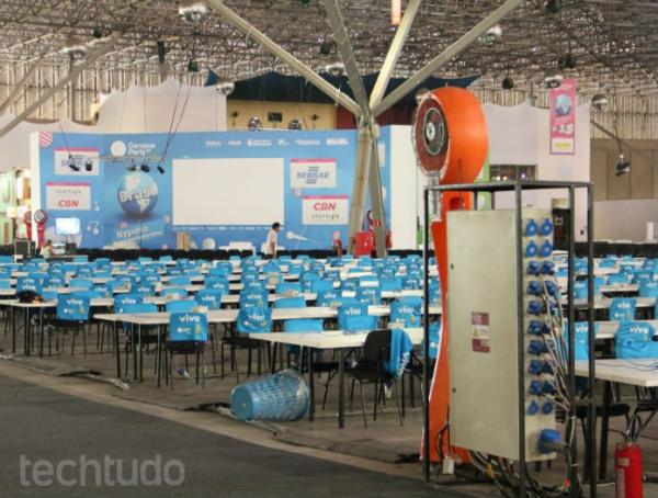 Mas não importa onde se olhe, o cenário é o mesmo: mesas, mesas até os olhos podem ver (Foto: Renato Bazan/TechTudo)