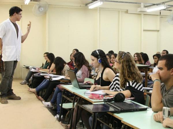 Aulas são ministradas por estudantes da própria universidade (Foto: Divulgação/ Ascom UEL)