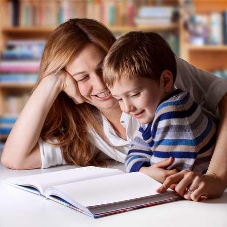 Não há malefícios na alfabetização em duas línguas ao mesmo tempo, mas é importante dar preferência para a língua materna Foto: Shutterstock