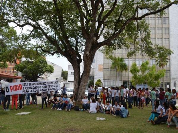 Alunos e professores do IFS e UFS manifestaram em praça do Centro (Foto: Marina Fontenele/G1)