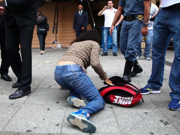 ENEM 2015 - DOMINGO (25) – SÃO PAULO (SP): Estudante cai ao entrar correndo durante fechamento do portão para o segundo dia da prova do Exame Nacional do Ensino Médio (Enem), na Uninove, na Barra Funda em São Paulo, SP, neste domingo (25). 25/10/2015 - Fo (Foto: RENATO RIBEIRO SILVA/FUTURA PRESS/FUTURA PRESS/ESTADÃO CONTEÚDO)