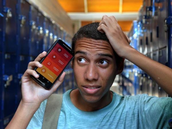 Cadu Paschoal faz cursinhos aos sábados. No celular usa aplicativos, entre eles o G1 Enem. (Foto: Alexandre Durão/G1)