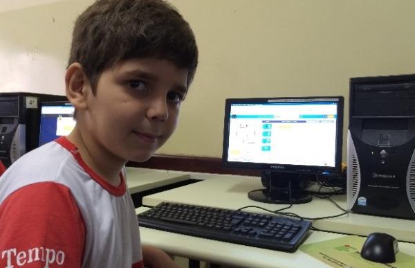 Yan Gabriel Cunha Batista é um dos alunos que participa do projeto Gênios de Turing em escola de Ceres, Goiás (Foto: Vitor Santana/G1)