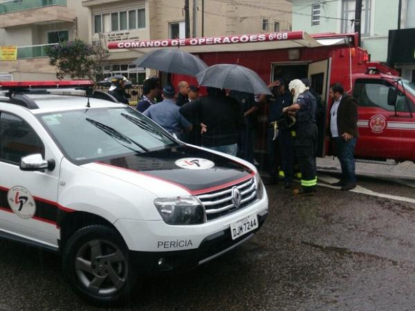 Equipe da Polícia Científica comparece para fazer perícia no local (Foto: Orion Pires / G1)