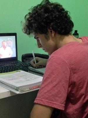 Estudante planeja criar cursinho online para ajudar jovens que não tenham condições de pagar pelos estudos (Foto: Arquivo pessoal/Edu Junius)