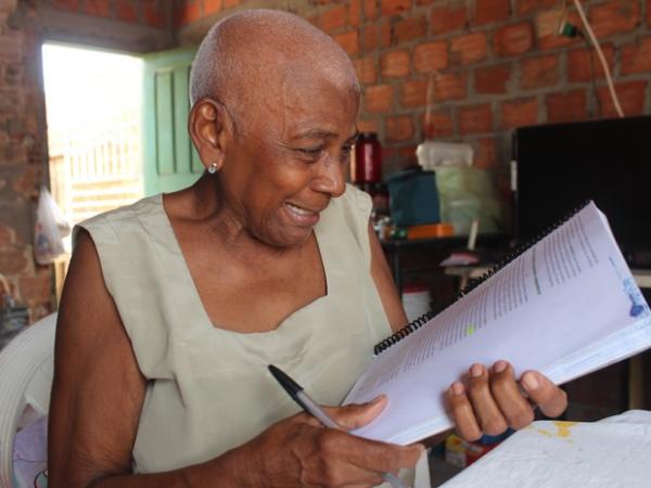 Osmarina Duarte fez cursos preparatórios e estuda em casa sozinha (Foto: Fernando Brito/G1)