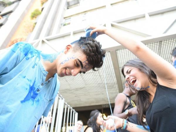 Estudante comemora a aprovação na Poli, na USP (Foto: Fabio Tito/ G1)