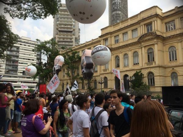 Professores e alunos fazem manifestação na tarde desta terça-feira (Foto: Carolina Dantas/G1)