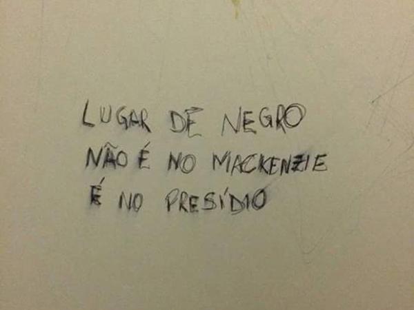 Pichação racista é encontrada em banheiro do Mackenzie em SP (Foto: Reprodução de Redes Sociais)