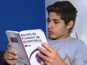 Bicampeão em matemática, aluno de 14 anos aprendeu a contar com o avô (Foto: Reprodução/ TV TEM)