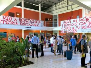 Sem acordo, servidores da Ufac decidem manter greve