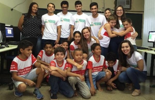 Voluntários ensinam alunos de escola pública a programar jogos e app